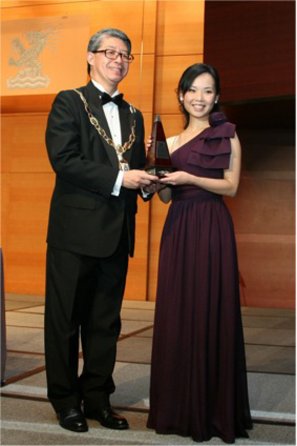 HKU EEE Alumna Received Young Engineer of the Year Award 2010